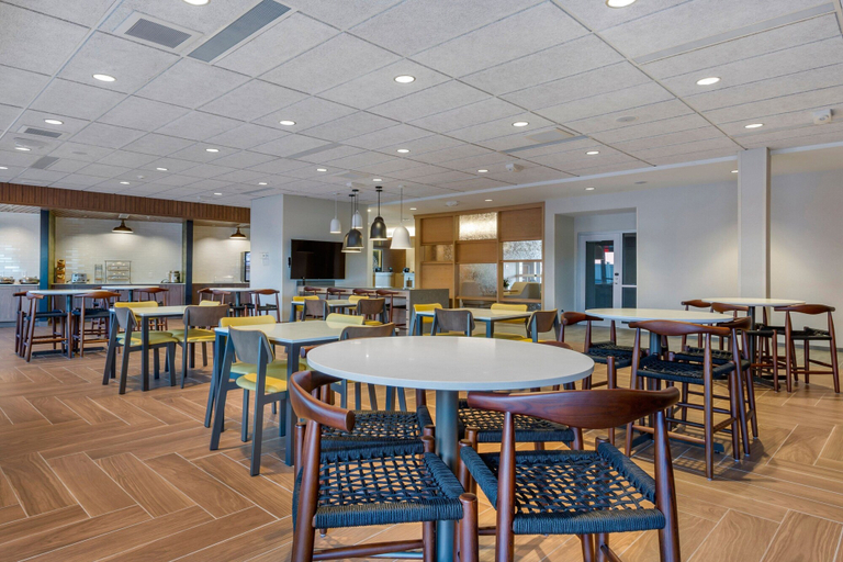 Food & Drinks 5, Fairfield by Marriott Inn & Suites Sandusky, Erie