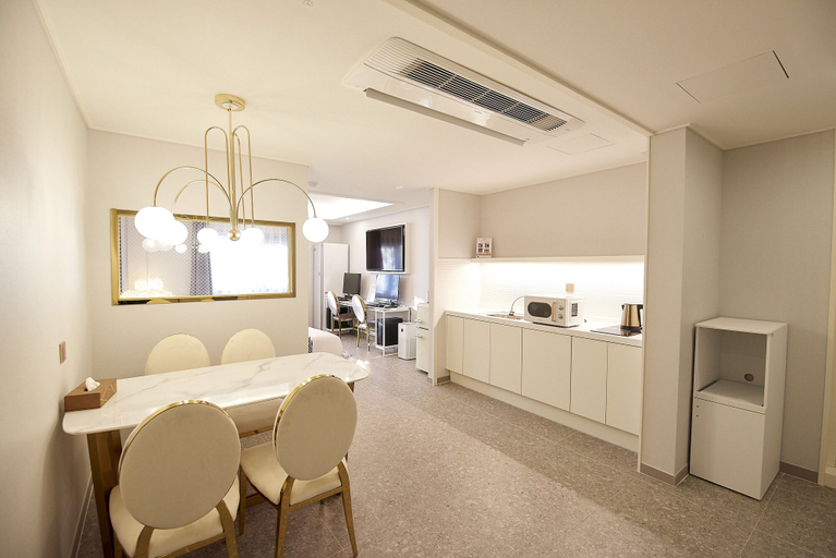 Others 4, Den Basta Hotel, Gimhae