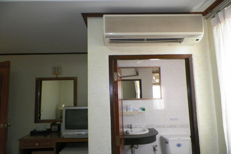 Bathroom 3, Natacha Hotel, Mueang Krabi