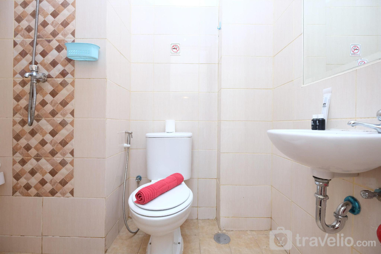 Bathroom, Cozy Living and Minimalist Studio Dave By Travelio, Depok