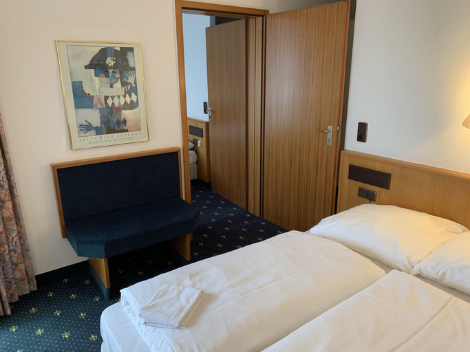 Bedroom 3, Karaman Group Hotel, Schaumburg