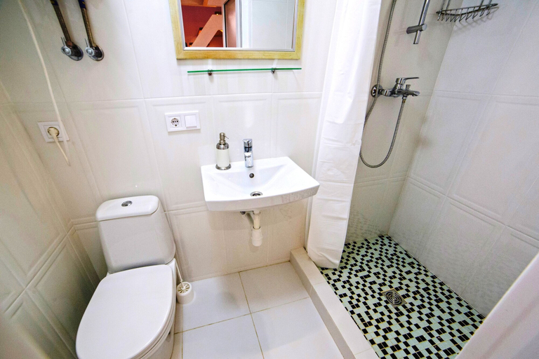 Bathroom 5, Apartments 1 min to Opera House, L'vivs'ka