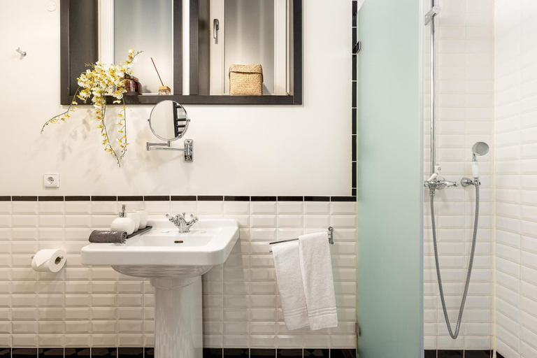 Room 2, Torre 1 in Oporto With 1 Bathrooms, Porto