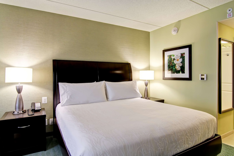 Bedroom 3, Hilton Garden Inn Woodbridge, Prince William