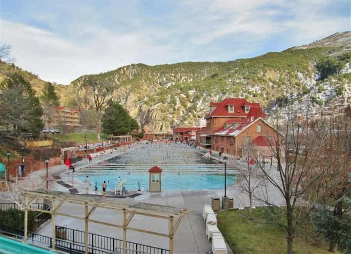 Sport & Beauty 2, Cozy Central Glenwood Springs Condo w/ 2 Decks!, Garfield