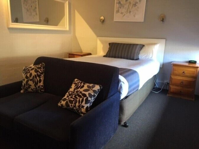 Bedroom 4, Nicholas Royal Motel, Hay