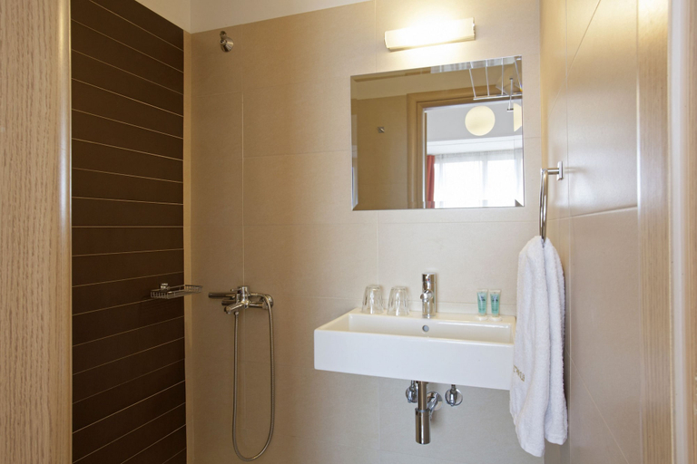 Bathroom 4, Metropolis Hotel, Attica