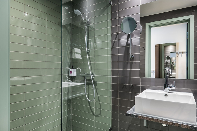 Bathroom 4, Quality Hotel Pond, Sola
