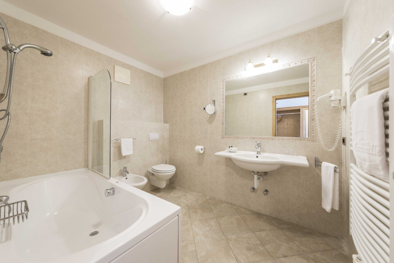 Bathroom 5, Hotel Miravalle, Bolzano