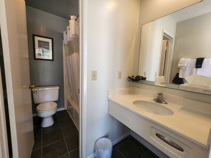 Bathroom 4, Cinnamon Bear Inn, Mono