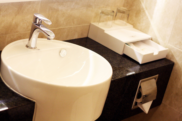 Bathroom 13