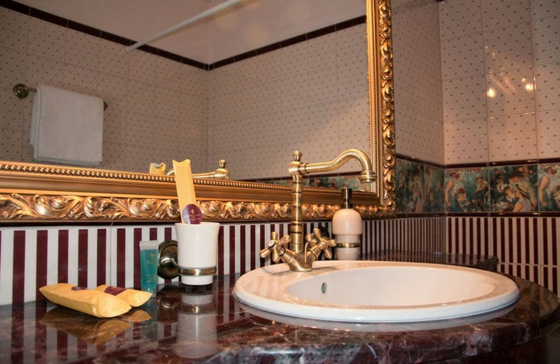 Bathroom 4, Royal City Hotel, Shevchenkivs'kyi