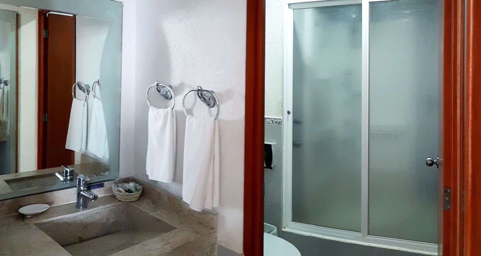 Bathroom 4, Best Western Global Express, Veracruz