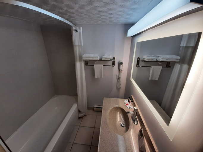 Bathroom 4, Howard Johnson by Wyndham Woodstock NB, Carleton