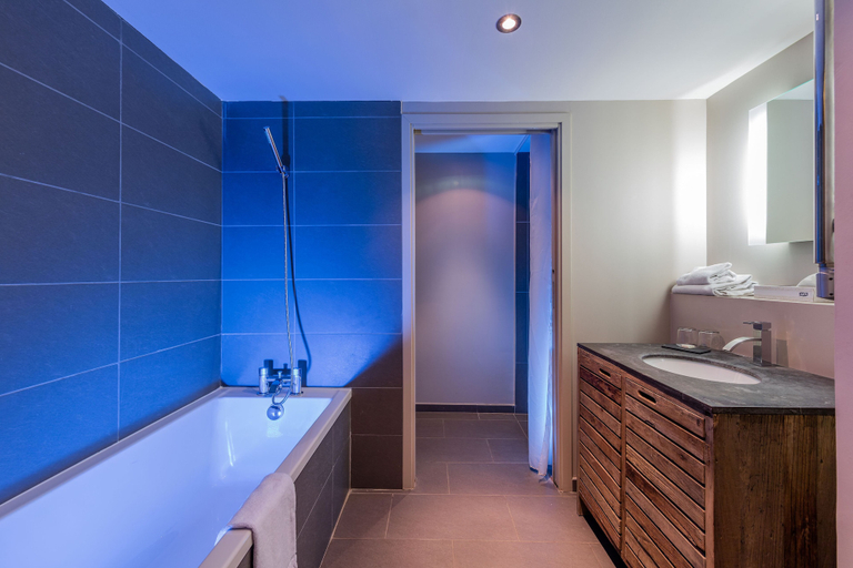 Bathroom 5, Garrigae Distillerie de Pézenas, Hérault