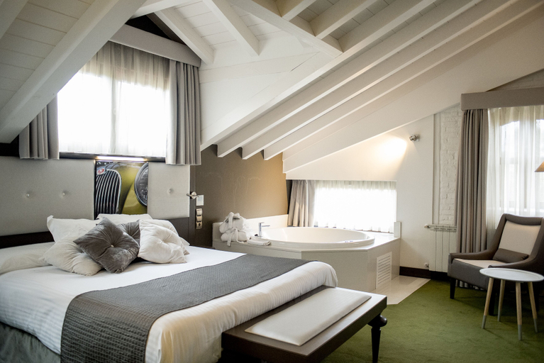 Bedroom 3, Costa Esmeralda Suites, Cantabria