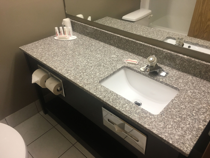 Bathroom 4, Super 8 by Wyndham Vermilion AB, Division No. 10
