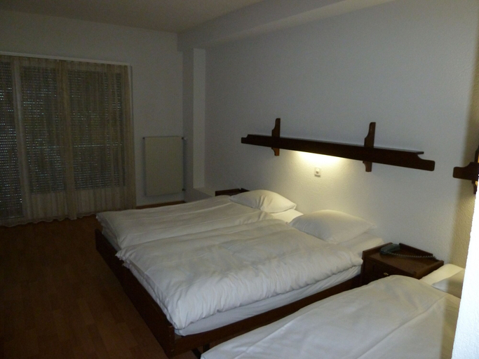 Bedroom 3, Hotel du Stand, Martigny