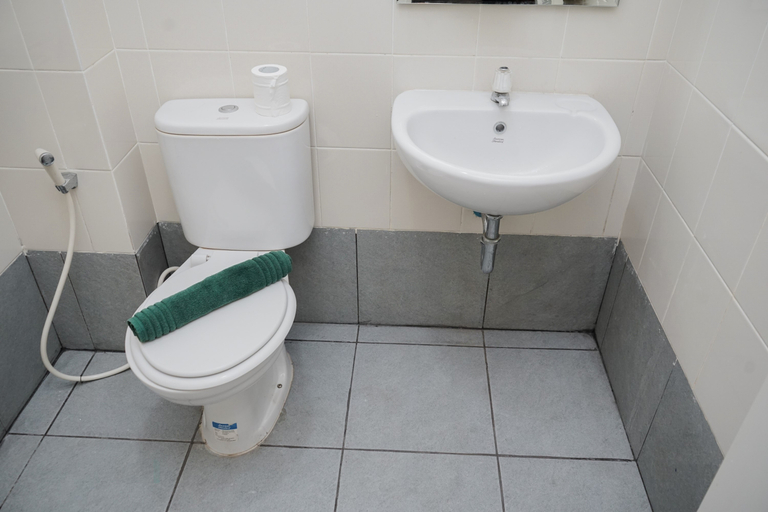 Bathroom 5, Elegant and Comfy Studio Akasa Pure Living Apartment BSD By Travelio, Tangerang Selatan