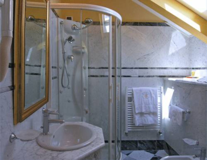 Bathroom 4, Hotel Cannobio, Verbano-Cusio-Ossola