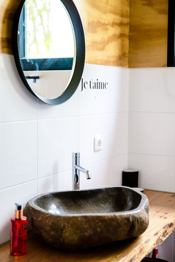 Room 4, Waterlodge Tomke in Nes, Boarnsterhim