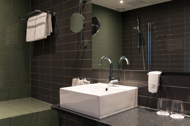 Bathroom 4, Quality Hotel Pond, Sola