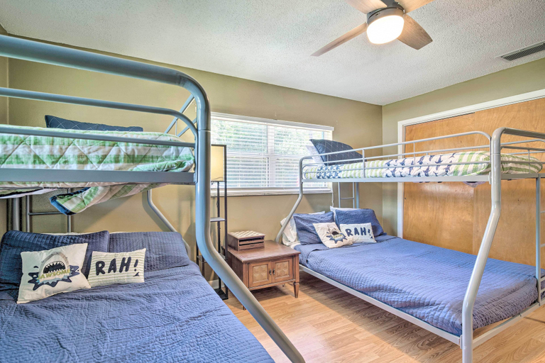Bedroom 2, Crystal River Retreat w/ Mini-golf Course!, Citrus
