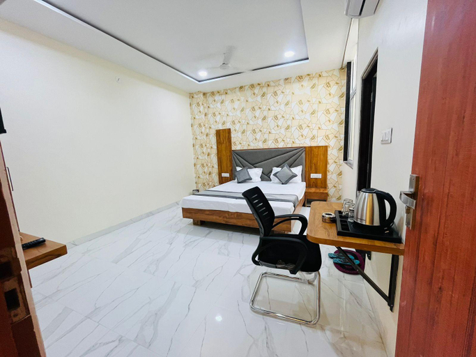 Others 3, Hotel VK 22, Dhar