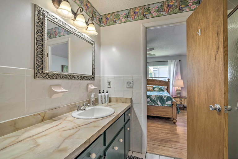 Bathroom 3, Crystal River Retreat w/ Mini-golf Course!, Citrus