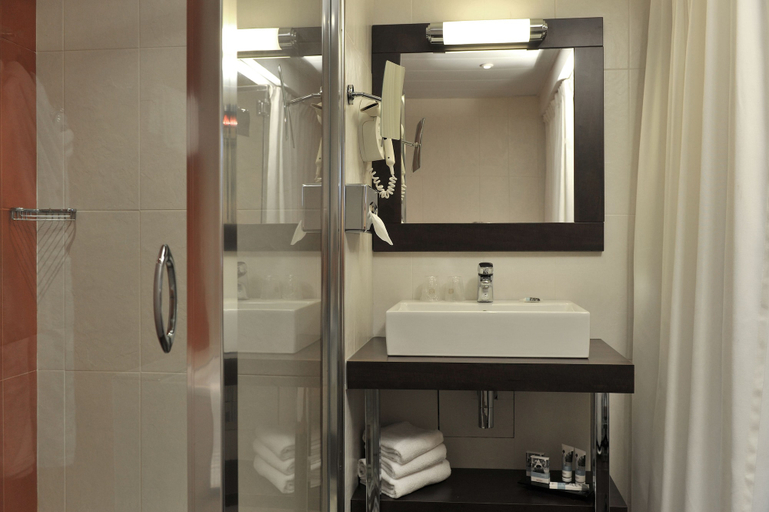 Bathroom 5, Mercure Maurepas Saint Quentin hotel, Yvelines