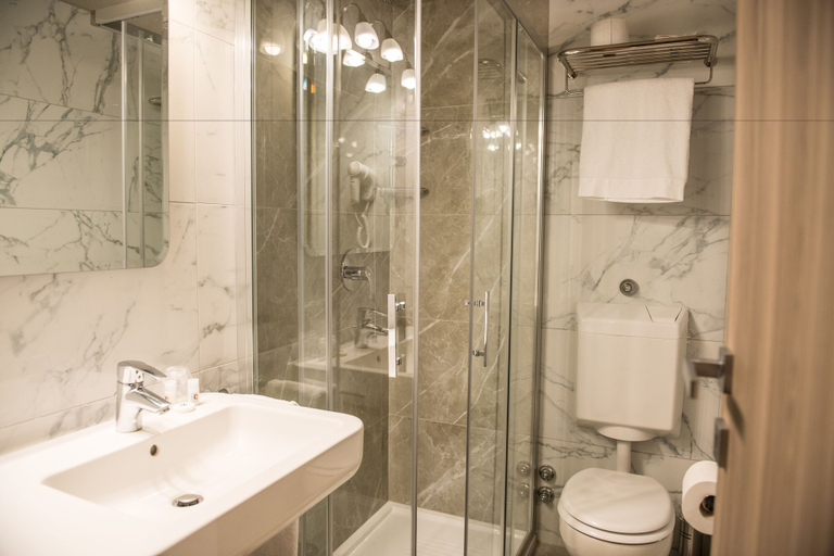 Bathroom 5, Cardano Hotel Malpensa, Varese