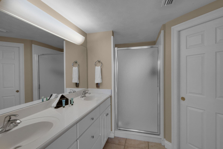 Bathroom 2, Treasure Island 1010, Bay