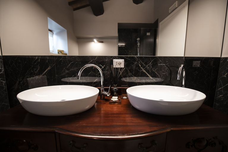 Bathroom 5, Magari Estates Hotel, Verona