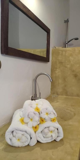 Bathroom 4, Mawimbi Bungalows, Kaskazini 'A'