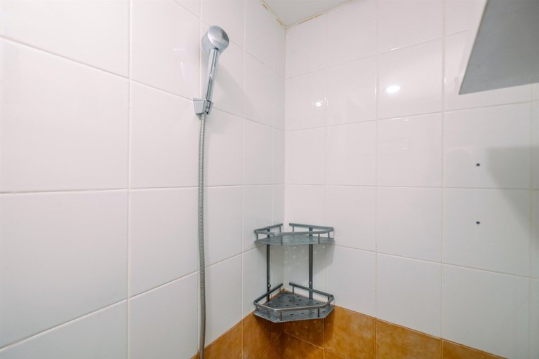 Bathroom 3, Trendy Connecting Mall 2BR Green Pramuka Apartment, Central Jakarta