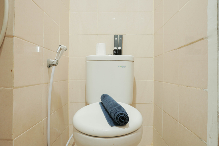 Bathroom 5, Comfort and Minimalist 2BR Titanium Square Apartment By Travelio, Jakarta Timur