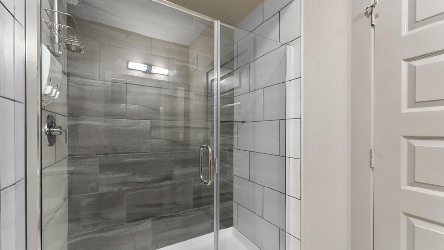 Room 4, Luxe 1BR King Suite Close to Downtown w Fast Wifi, Travis