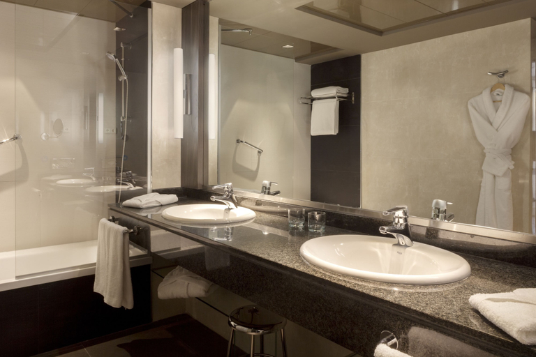 Bathroom 5, Madrid Marriott Auditorium Hotel & Conference Center, Madrid