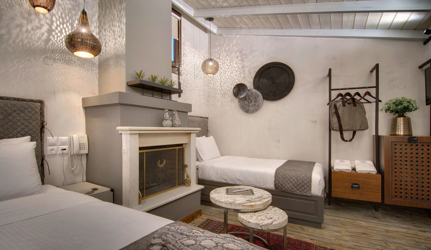 Bedroom 4, Frontzu Politia, Epirus