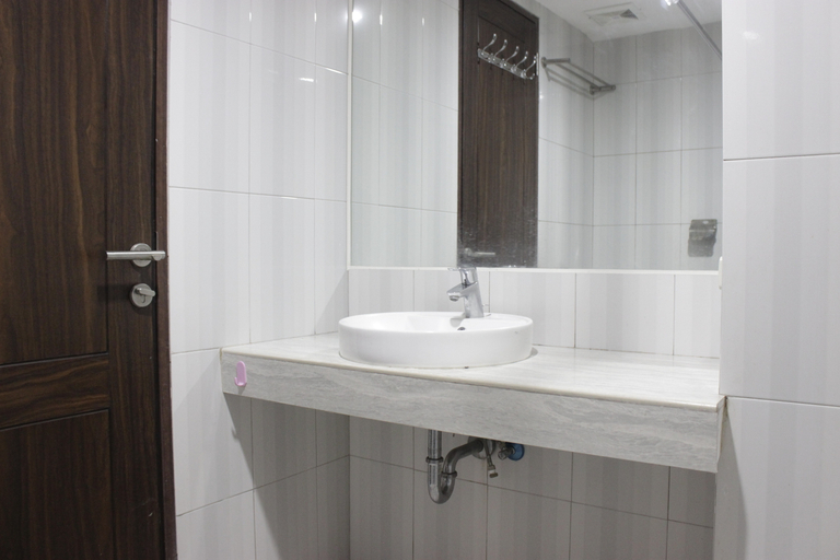 Bathroom 5, Cozy Studio Room Apartment at Galeri Ciumbuleuit 2 By Travelio, Bandung