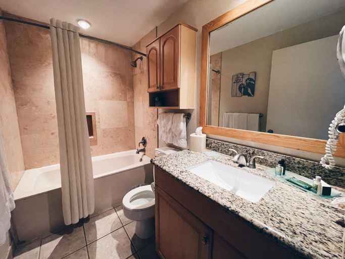 Bathroom 5, Isla Grand Beach Resort, Cameron