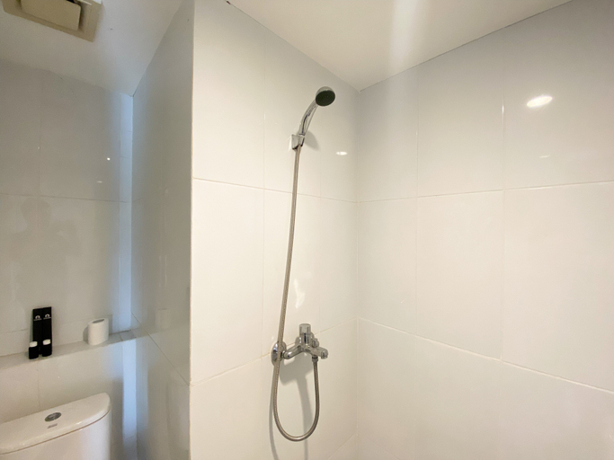 Bathroom 5, Cozy Stay Studio at Tamansari Mahogany Karawang Apartment By Travelio, Karawang