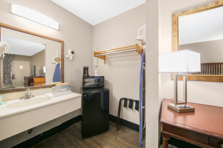 Bathroom 3, Econo Lodge Daytona Beach - Speedway, Volusia