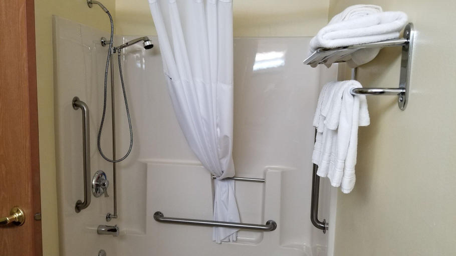 Bathroom 5, Super 8 By Wyndham Ottumwa, Wapello