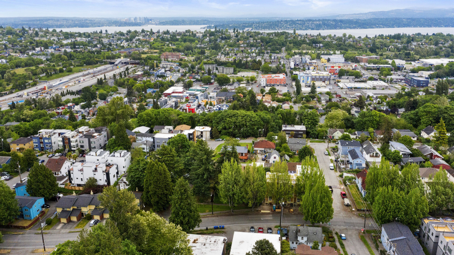Hillside in Seattle - well appointed, King