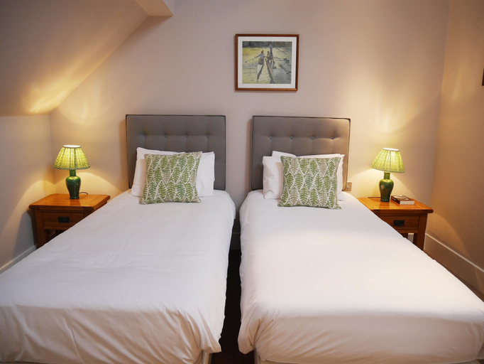 Bedroom 2, Bear and Ragged Staff, Oxfordshire