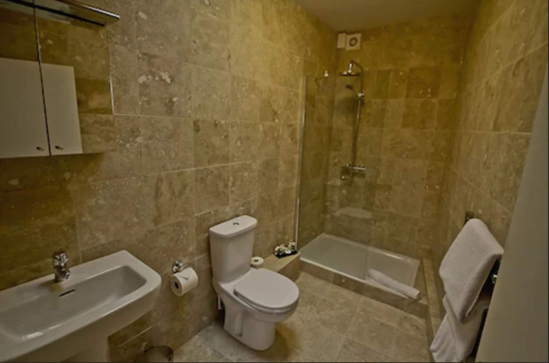 Bathroom 3, Saracens Head Hotel, Essex