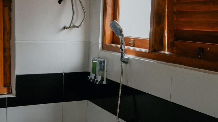 Bathroom 3, Puri Sunny Guest House, Buleleng