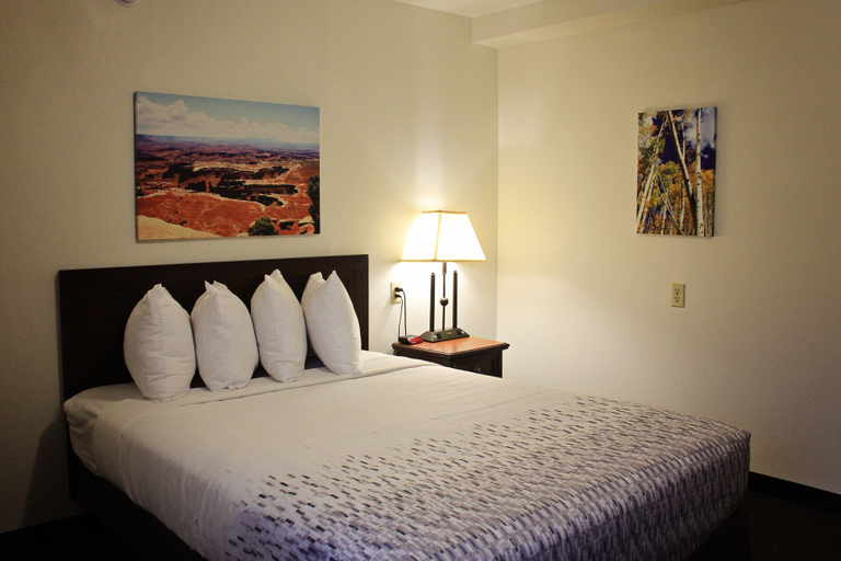 Bedroom 3, Bowen Motel, Grand