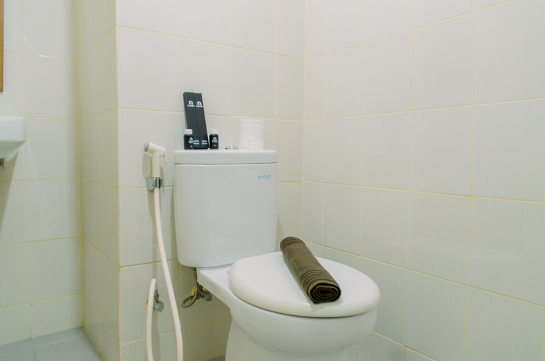 Bathroom 5, Comfortable and Minimalist Studio at Amethyst Apartment By Travelio, Central Jakarta